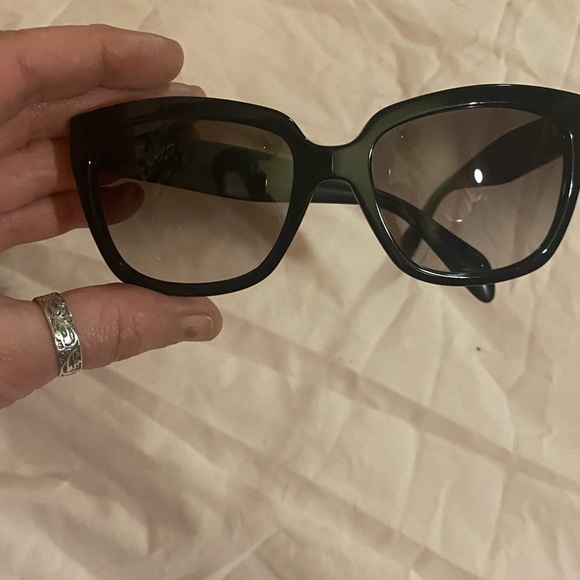 Preloved  PRADA Black  sunglasses (non prescription)with  it’s original case - Picture 2 of 11